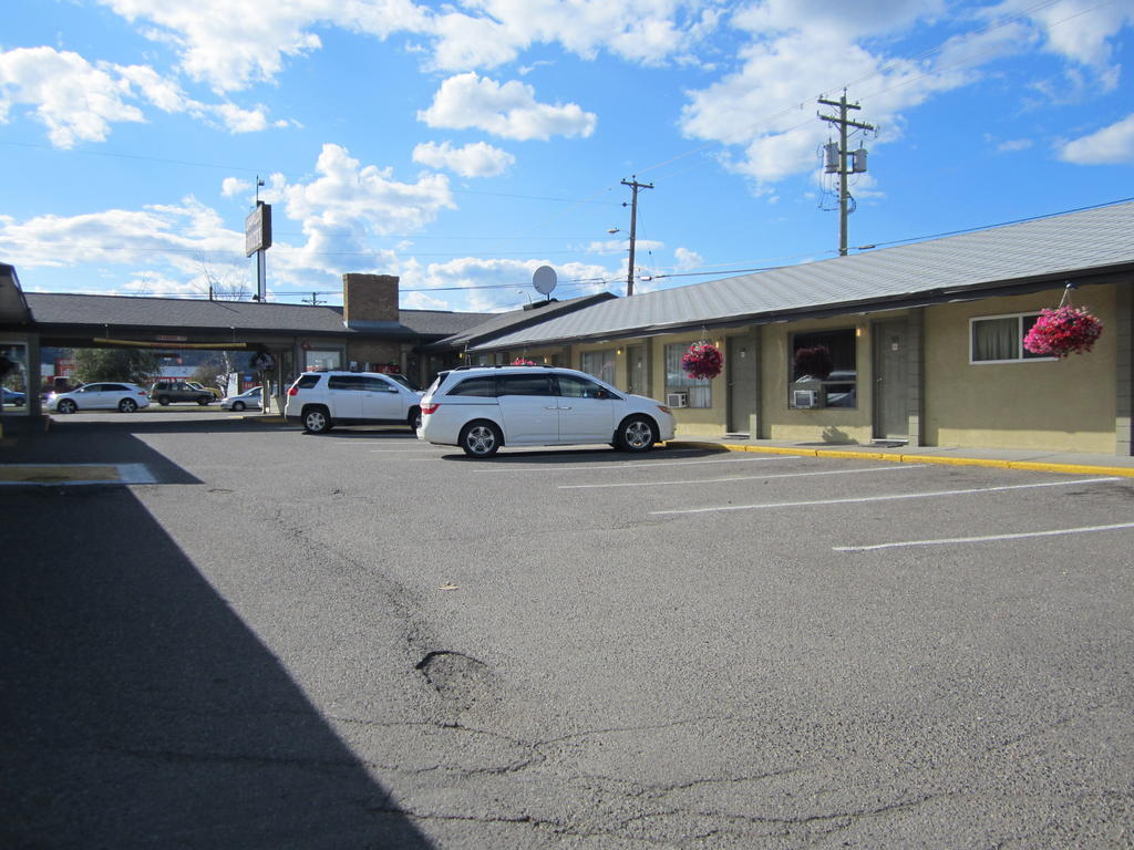 Camelot Court Motel Prince George Eksteriør billede